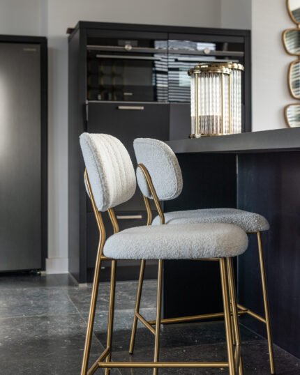 Counterstoel Xenia white bouclé / brushed gold (Copenhagen 900 Bouclé White)